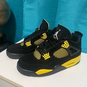 Jordan 4 thunder size 9.5